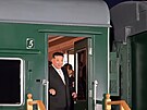 Severokorejský vdce Kim ong-un vystupuje z vlaku v Rusku a vítá se s ruskými...