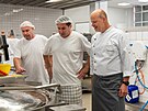 Zn�m� �esk� kucha� Roman Paulus (vpravo) uva�il jako host stravovac�ho provozu...