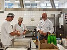 Zn�m� �esk� kucha� Roman Paulus (vpravo) uva�il jako host stravovac�ho provozu...