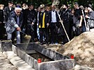 Hosté smuteního obadu se shromádili u zasypávání hrobu Yvonne Penosilové....