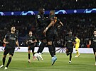 Kylian Mbappé (uprsoted) z PSG slaví svj gól proti Dortmundu v objetí Ousmana...
