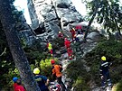 Zran�n�ho horolezce na Osta�i vyzvedl v podv�su vrtuln�k. (18. z��� 2023)