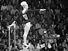 eskoslovenská gymnastka Vra áslavská pi cviení na bradlech (31. íjna 1968)