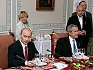 Ruský prezident Vladimir Putin p�i pracovní ve�e�i s americkým prezidentem...