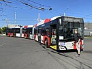 Plze�sk� �koda Group p�edstavila prvn� z dvaceti t���l�nkov�ch trolejbus�,...