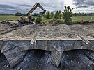 Rozebírání kamenného mostu pes Pilský potok v Dobíi (19. záí 2023)