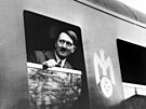 Adolf Hitler vyhlíí z okna svého vlaku.