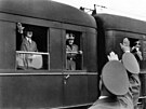 Nacistití pohlavái zdraví Adolfa Hitlera bhem jízdy jeho zvlátního vlaku.