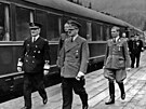 Adolf Hitler v doprovodu admirála Miklóse Horthyho u vdcova vlaku, (1941)