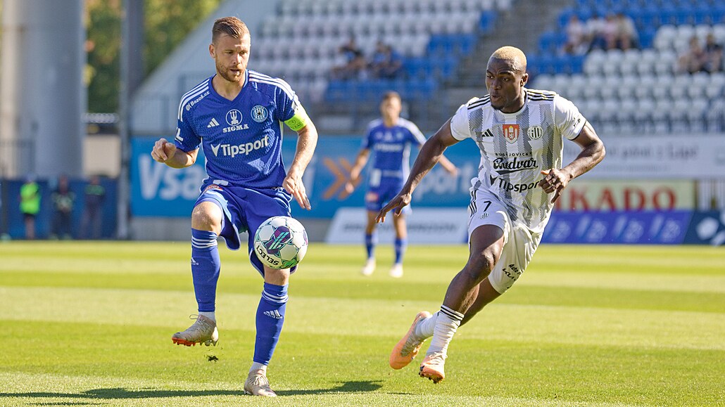 Radim Breite z Olomouce (vlevo)  a Qadri Adebayo Adediran z �eských Bud�jovic.