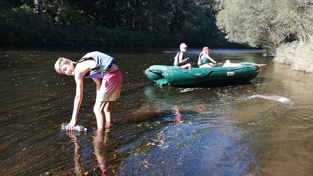 Lahve, boty, brýle, ale té� palety, pneumatiky, kanystry. Vydali jsme se v...