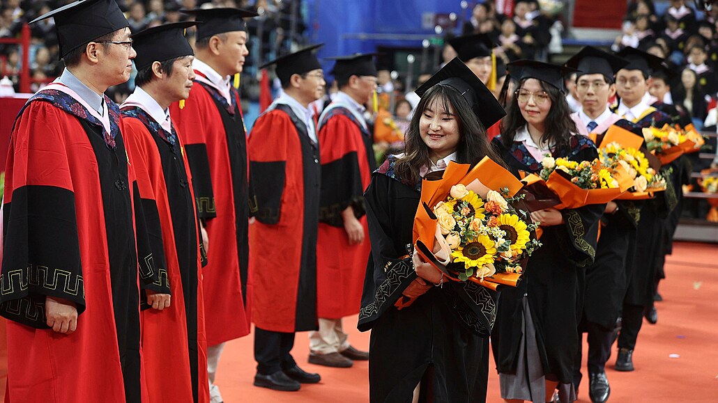 Promoce. íntí studenti slavnostn pebírají diplomy na prestiní Pekingské...