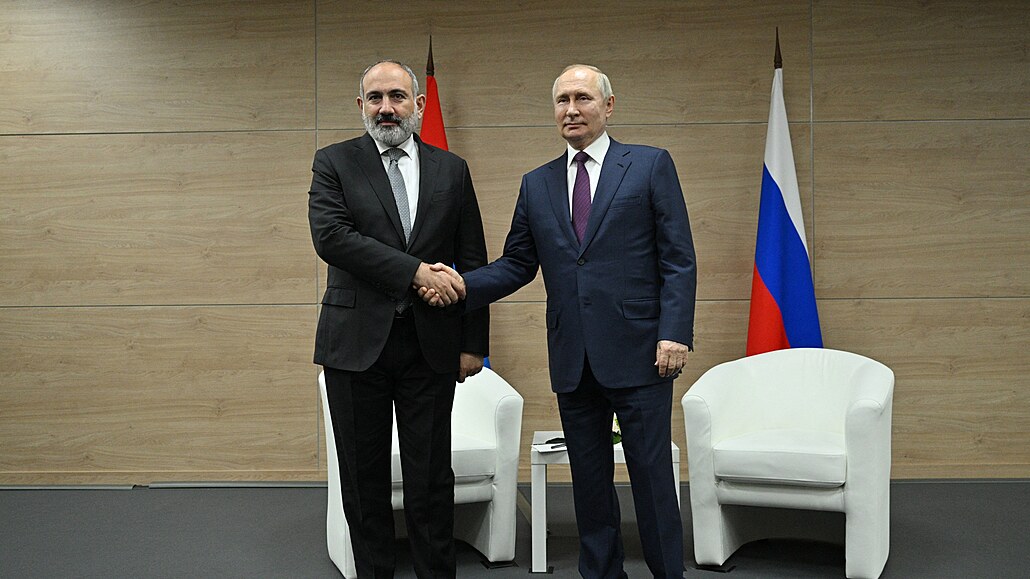 Arménský premiér Nikol Painjan s ruským prezidentem Vladimirem Putinem (7....