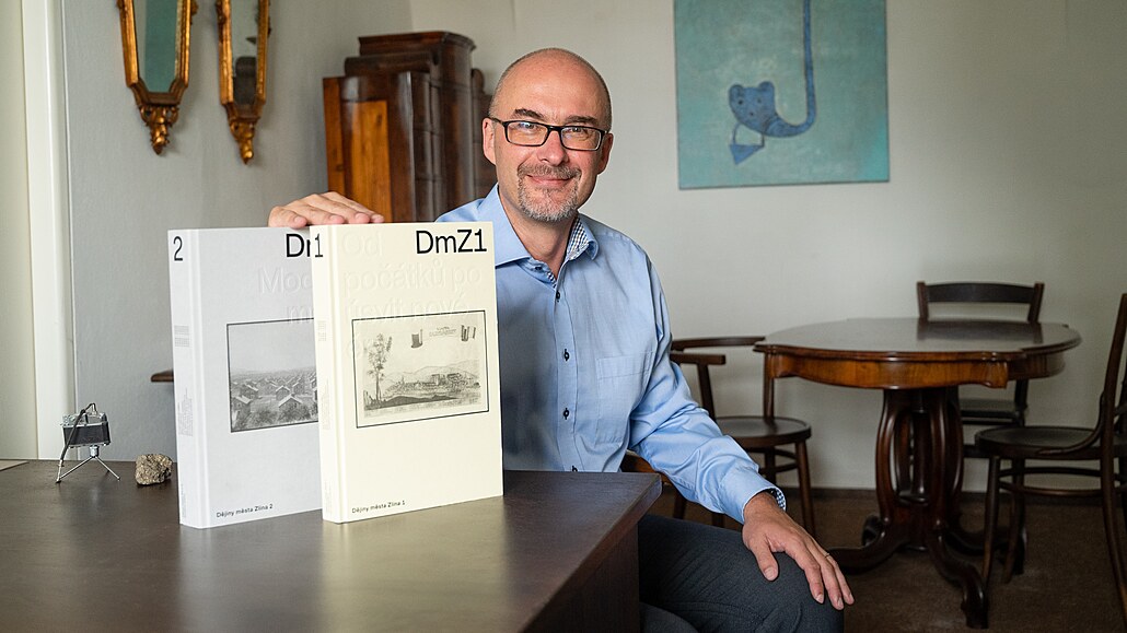 �editel Státního okresního archivu ve Zlín� David Val��ek ukazuje novou...