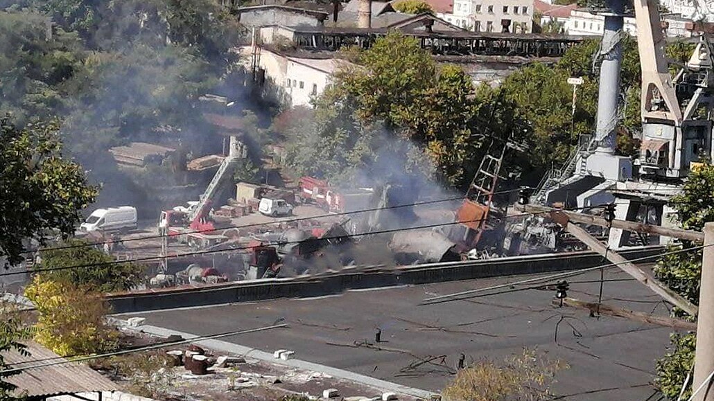 Poškozená ruská loď po ukrajinském raketovém útoku na Sevastopol na Krymu (13....