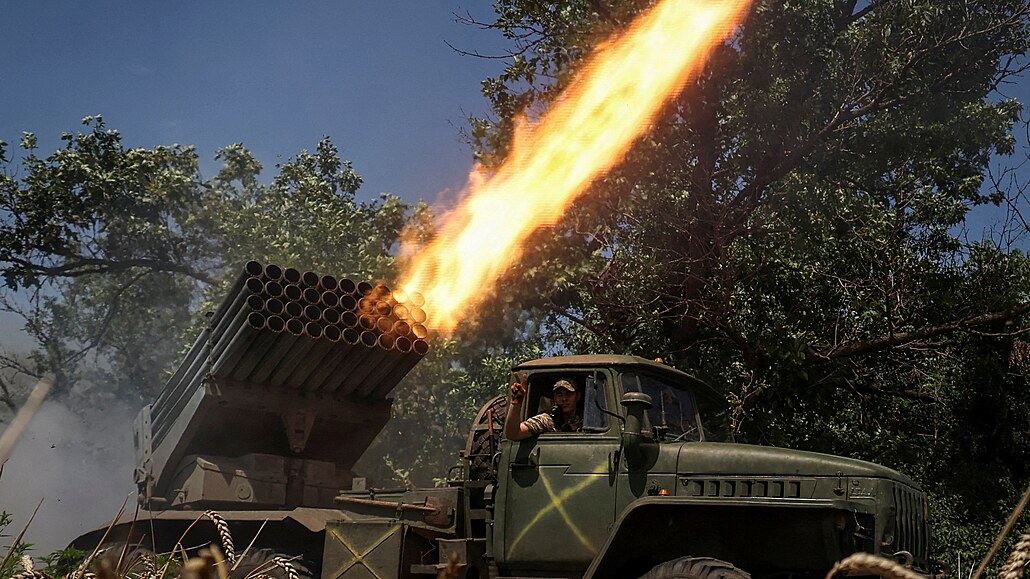 Ukrajintí vojáci stílí na ruské pozice v Doncké oblasti. (18 ervence 2023)