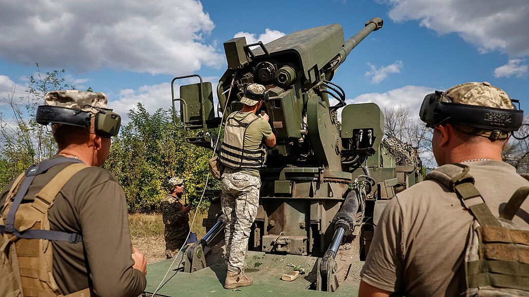 Ukrajintí vojáci stílí na ruské pozice v Doncké oblasti z houfnice Bohdana....