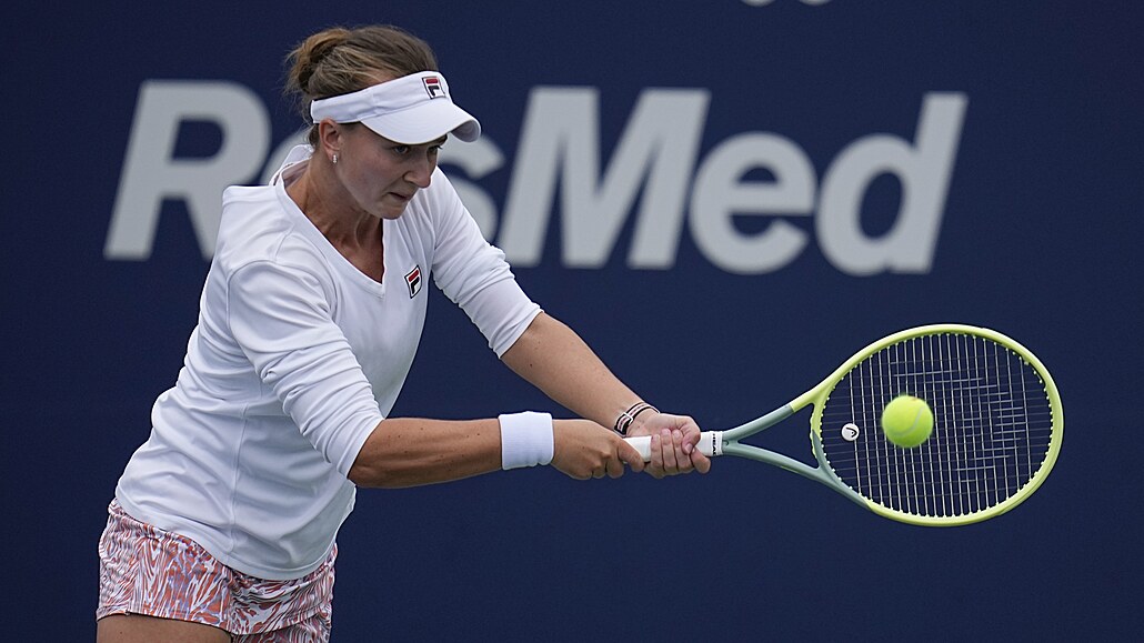 Barbora Krejíková returnuje ve finále turnaje v San Diegu.