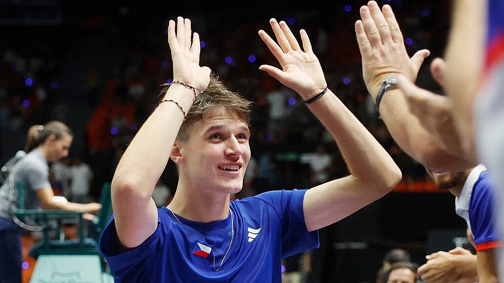 Jakub Meník se raduje po svém vítzství v zápase proti Srbsku na Davis Cupu.