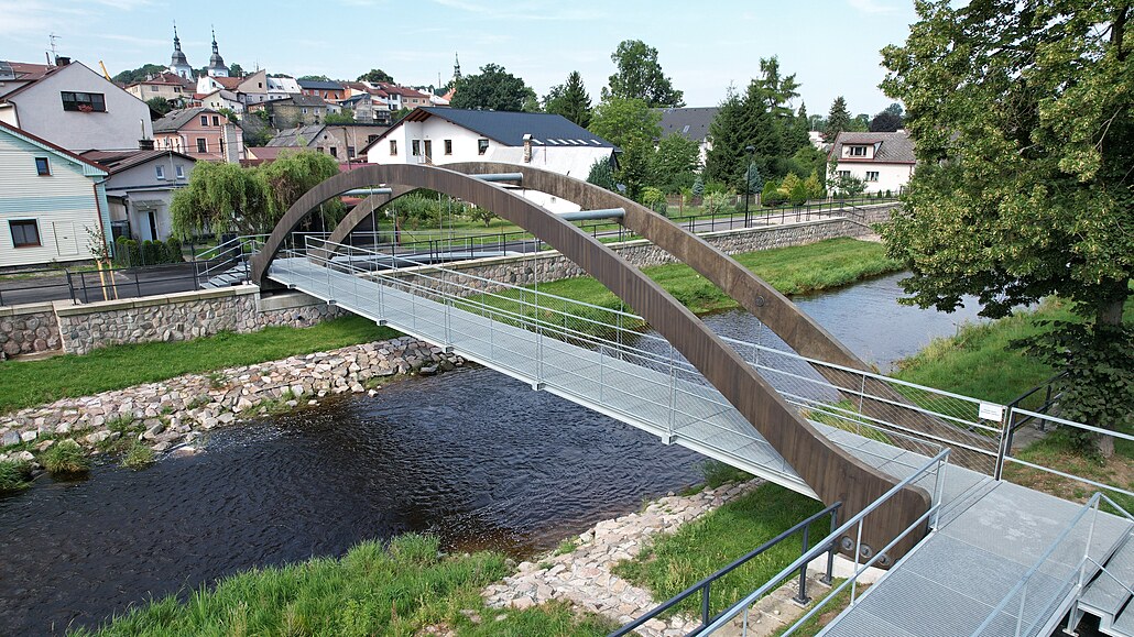Nová �elezobetonová lávka u sokolovny v �amberku je dílem architekta Petra...