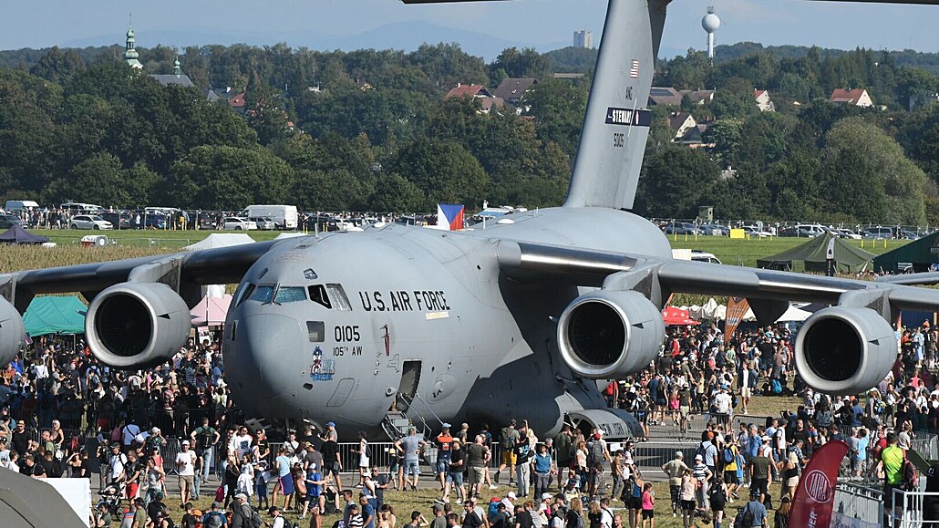 DNY NATO 2023: Americký transportní stroj C-17 Globemaster pivezl v útrobách...