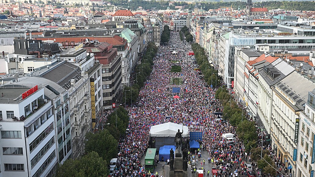 Protestu proti vládě v Praze se podle policie účastní vyšší jednotky tisíců...