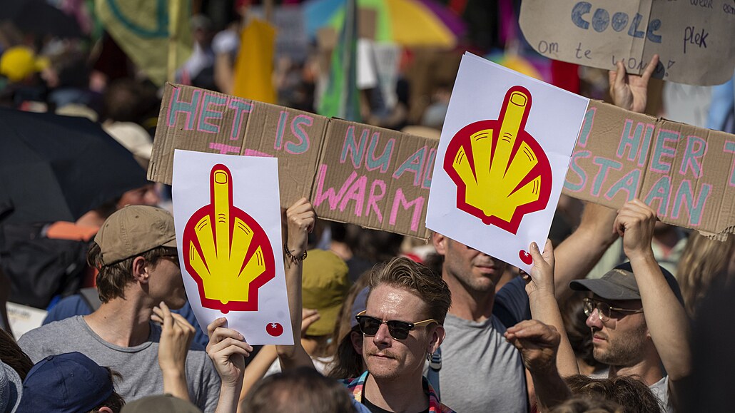 V nizozemském Haagu protestovali klimati�tí aktivisté. N�kte�í z nich dr�í...