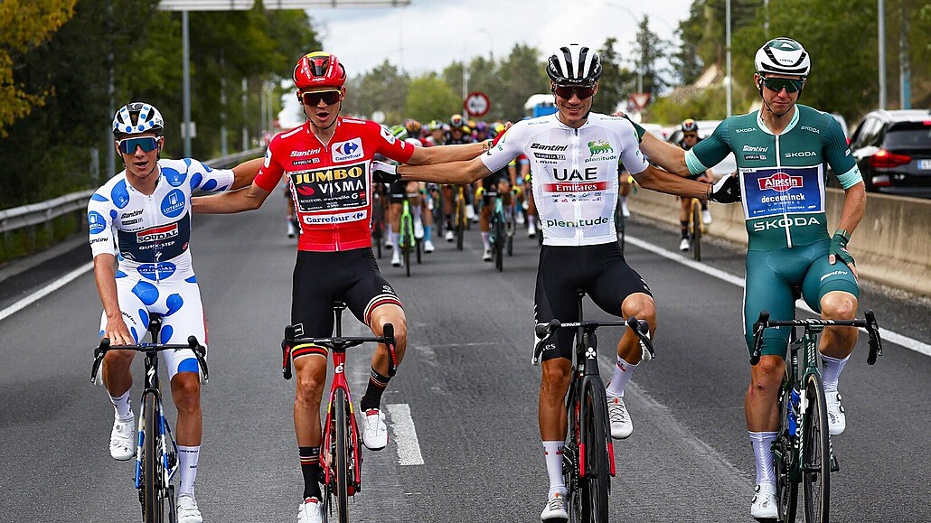Remco Evenepoel, Sepp Kuss, Juan Ayuso a Kaden Groves (zleva) b�hem poslední...