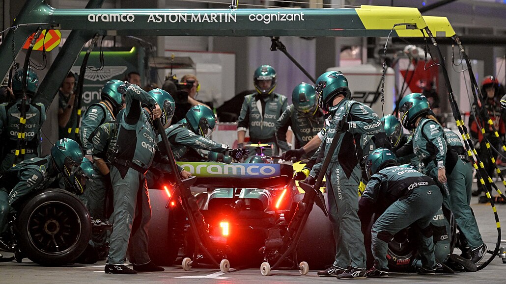 Pit stop týmu Aston Martin ve VC Singaporu.