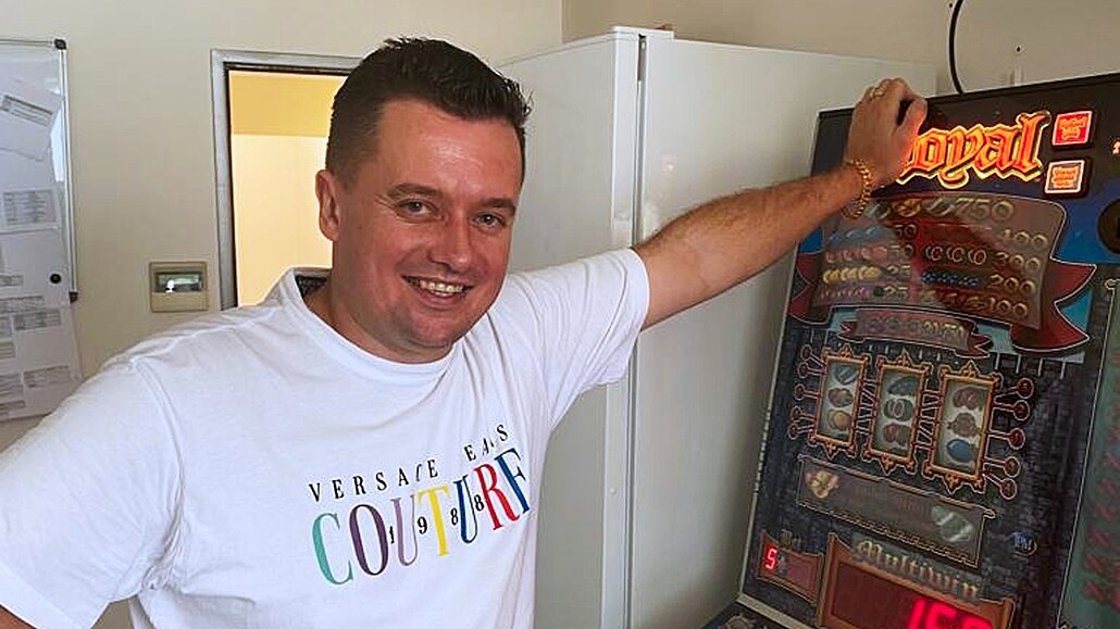 P�emysl Kubá�, prezident FK Viagem Ústí nad Labem, se svým výherním automatem.