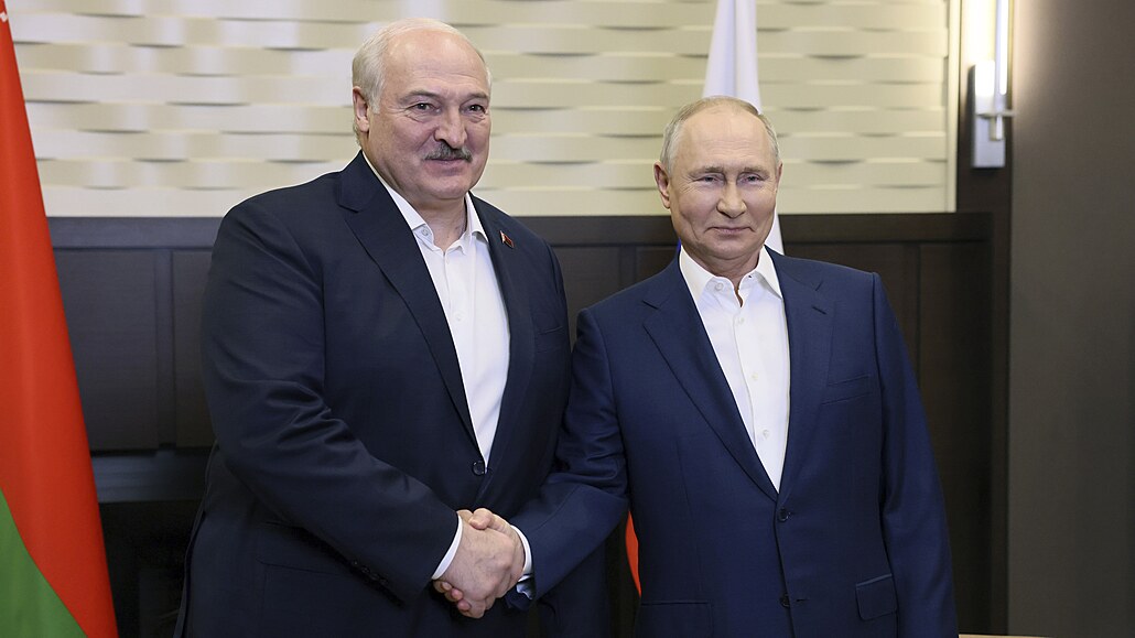 Běloruský vůdce Alexandr Lukašenko (vlevo) v černomořském letovisku v Soči na...