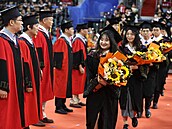 Promoce. Čínští studenti slavnostně přebírají diplomy na prestižní Pekingské...