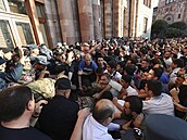 U sídla vlády v Jerevanu vypukly potyčky mezi policií a a demonstranty, kteří...