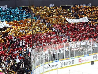 Fanoušci hokejové Sparty v O2 Aréně během zápasu play off