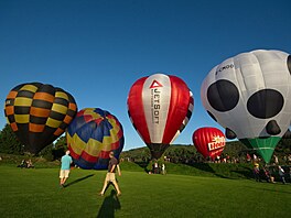 Slavnostní start prvního závodu ultralehkých balon v Letech