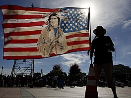 Proti stavb protestují pedevím lenové kmene Sioux ijící v rezervaci...