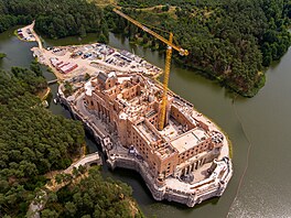 Nov stavný hrad Stobnica v Polsku na snímku z roku 2020.