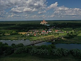 Nov stavný hrad Stobnica v Polsku.