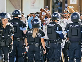 Skupina lidí je obklíena policejními silami po nepokojích na akci v nmeckém...