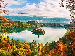 Slovinské jezero Bled na podzim rozhodn není bledé, i kdy se nad ránem halí...