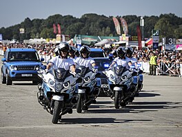 DNY NATO 2023: Po burácení motor stíhaek je vystoupení motocyklové jednotky...