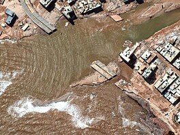 Satelitní snímek po záplavách v libyjském mst Darná (13. záí 2023)