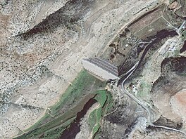 Satelitní snímek horní hráze ve Wádí ped povodnmi v libyjském mst Darná...