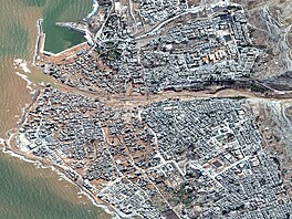 Satelitní snímek po povodních v libyjském mst Darná (13. záí 2023)