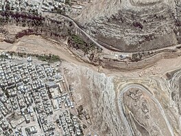 Satelitní snímek ukazující msto Darná po záplavách (13. záí 2023)