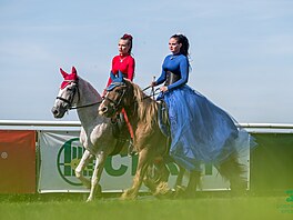 �eny v dámských sedlech p�sobily elegantn�.