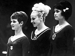 T�i nejlep�í gymnastky ve cvi�ení na bradlech, zleva bronzová Karin Janzová...