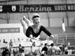 �eskoslovenská gymnastka V�ra �áslavská p�i p�eskoku na mistrovství �SSR (16....