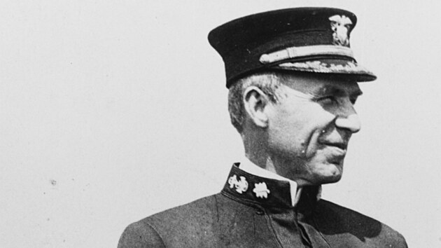 Kapitn Edward H. Watson velel v roce 1923 eskade torpdoborc, kter ztroskotala u mysu Honda Point.