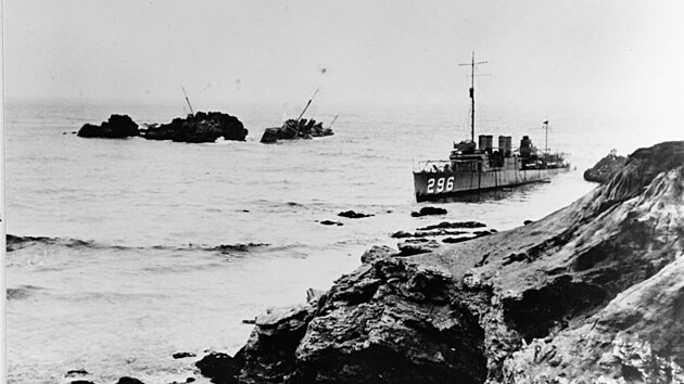 Incident u mysu Honda Point. V z 1923 u beh Kalifornie ztroskotalo v hust mlze devt torpdoborc americkho nmonictva. Sedm z nich lo ke dnu, zemelo 23 nmonk.